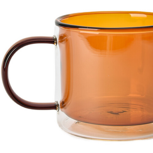 كوب زجاج شفاف باللون البني