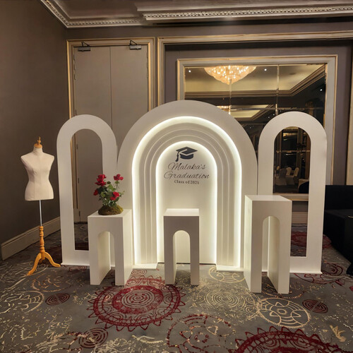 أقواس تخرج أنيقة بالورد الأحمر - رقم 2075