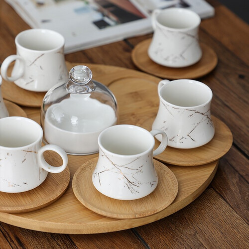 طقم مكون من 6 اكواب مع صحون وصينية