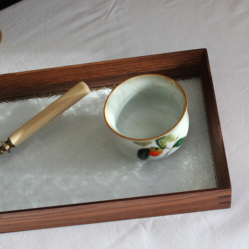 صينية خشب مع قاعدة زجاجية