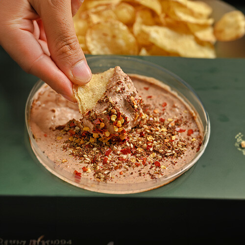 تغميسة الجبن بالزعتر مع الفلفل