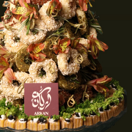 Pyramid bevels5 dozenLayered lettuce and cheese tortilla with arkan plate,