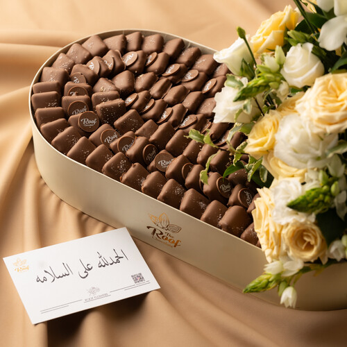 Cocoa The Roof with a natural rose arrangement 1