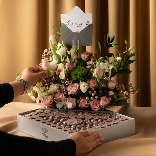 Cocoa The Roof with a natural rose arrangement 2
