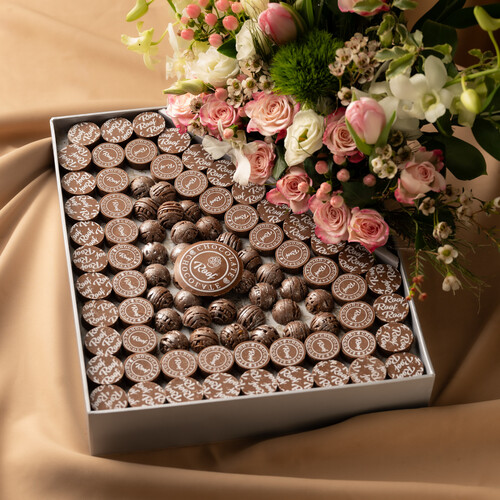 Cocoa The Roof with a natural rose arrangement 2