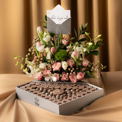 Cocoa The Roof with a natural rose arrangement 2