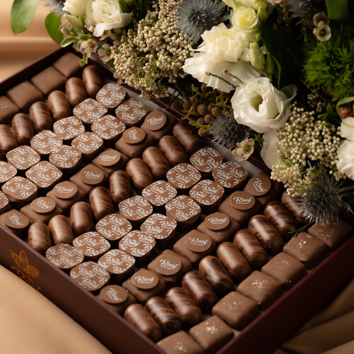 Cocoa The Roof with a natural rose arrangement 3