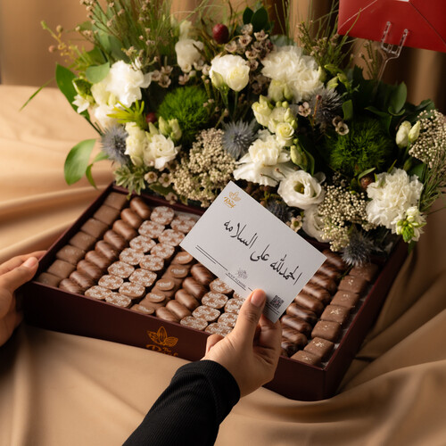 Cocoa The Roof with a natural rose arrangement 3