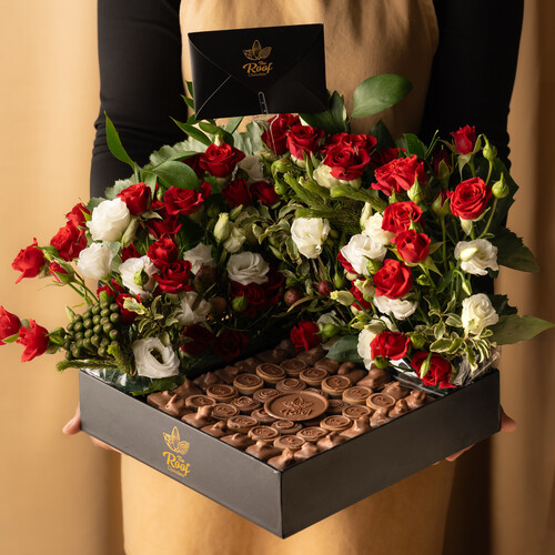 Cocoa The Roof with a natural rose arrangement 4