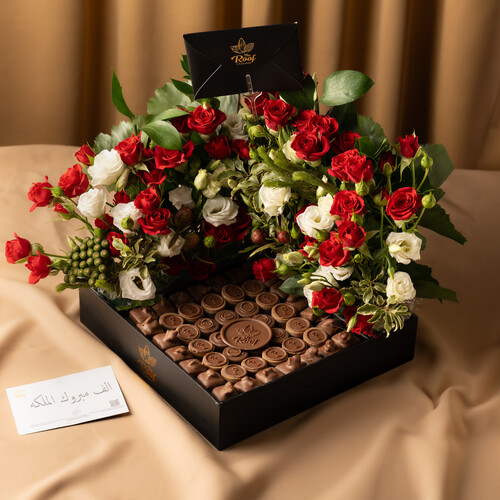 Cocoa The Roof with a natural rose arrangement 4