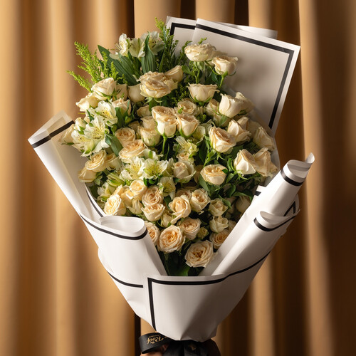 bouquet of roses with a cake 4