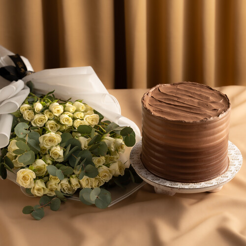 bouquet of roses with a cake 5