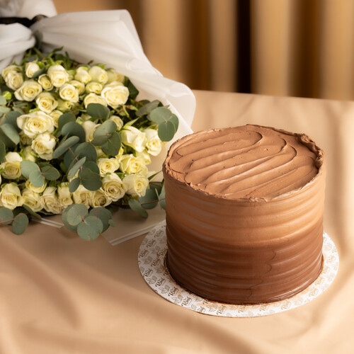 bouquet of roses with a cake 5