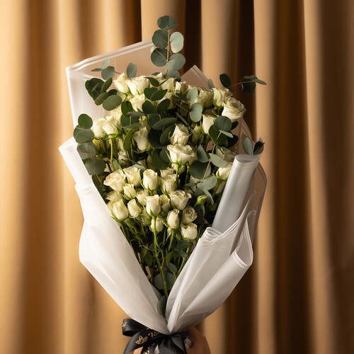 bouquet of roses with a cake 5