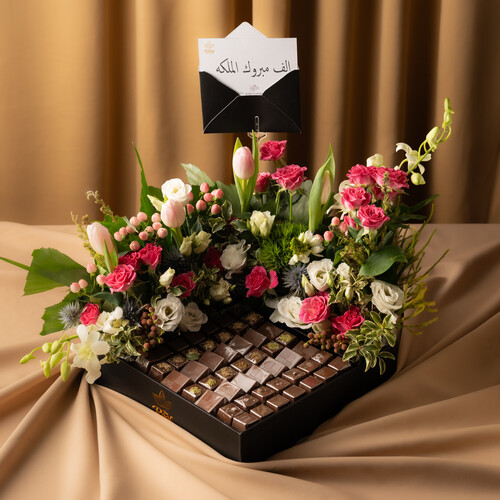 Cocoa The Roof with a natural rose arrangement 6