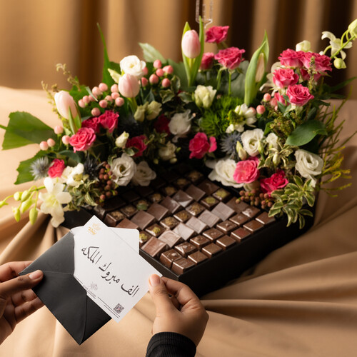 Cocoa The Roof with a natural rose arrangement 6