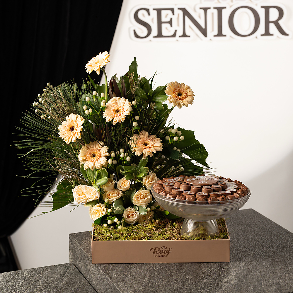 Graduation chocolate tray with rose 3