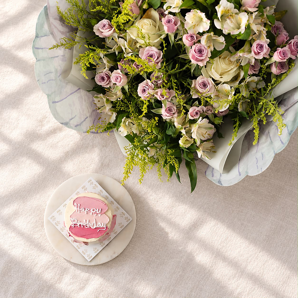 cake with a fresh rose bouquet (3)