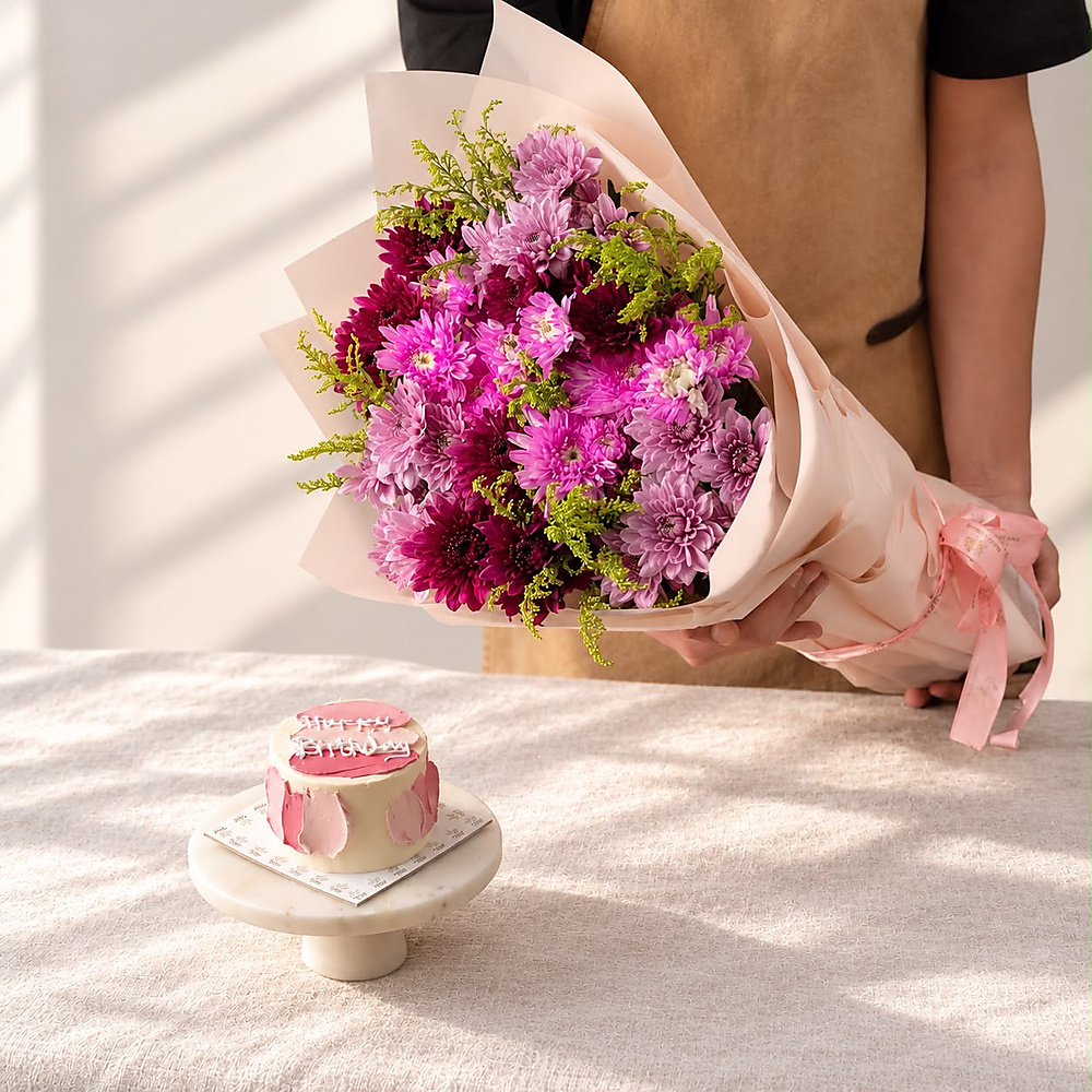 cake with a fresh rose bouquet (4)