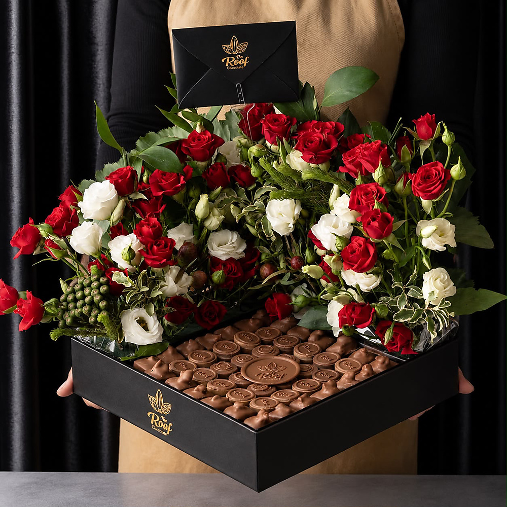 Cocoa The Roof with a natural rose arrangement 4