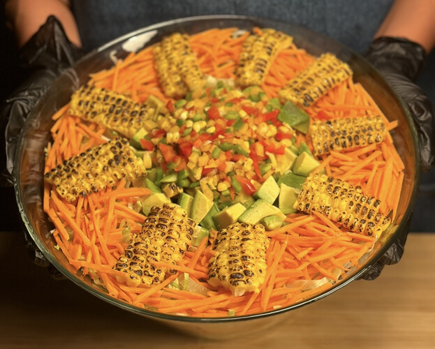 السلطة المكسيكية مع الذرة المشوية