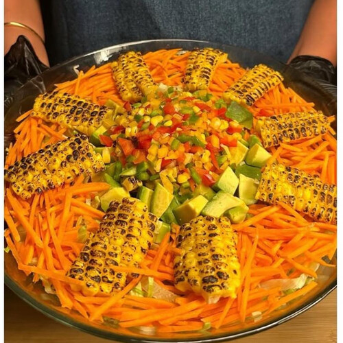 السلطة المكسيكية مع الذرة المشوية