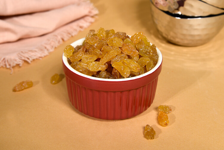 Jumbo golden raisins