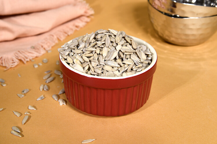 Organic peeled sunflower seeds