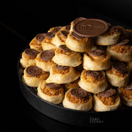 black box 48 pieces crispy cheese cake baklava