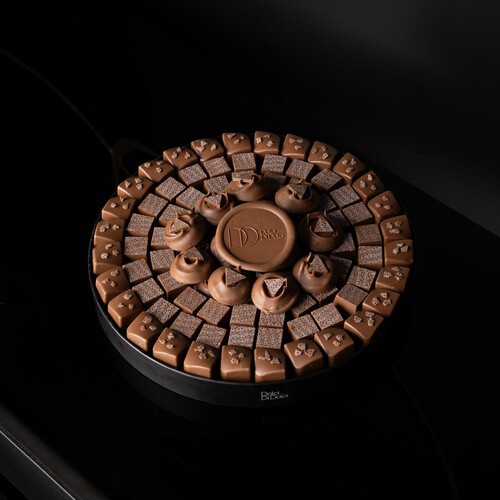 chocolate flavor ( wafer delight - crunchy pistachio - Vanilla drop )