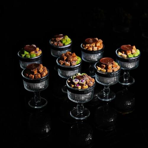 wooden tray with 8 crystal paltes of dolci guhraiba and samsamia mix