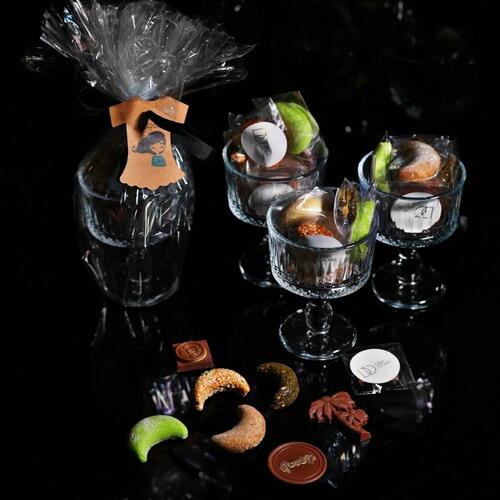 wooden tray with 8 crystal paltes of dolci guhraiba and samsamia mix