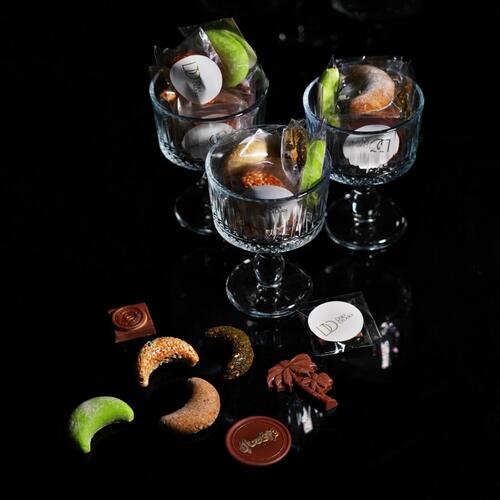 wooden tray with 8 crystal paltes of dolci guhraiba and samsamia mix