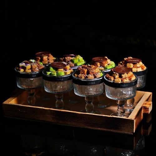 wooden tray with 8 crystal paltes of dolci guhraiba and samsamia mix
