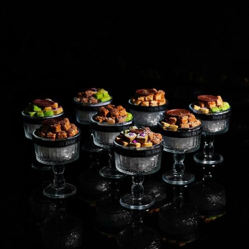 wooden tray with 8 crystal paltes of dolci guhraiba and samsamia mix