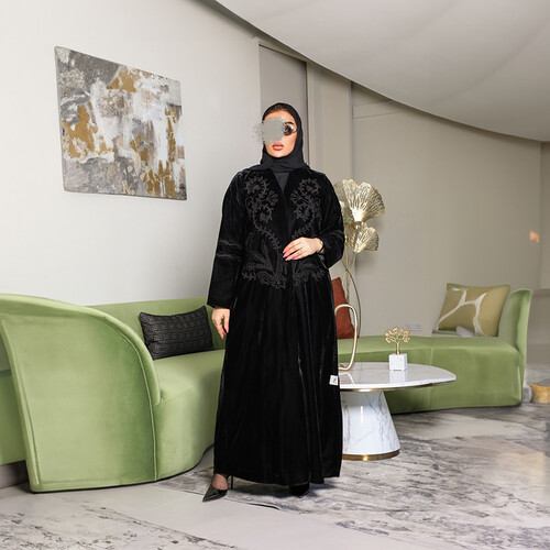 عبايه مخمل مع بطانه مطرز