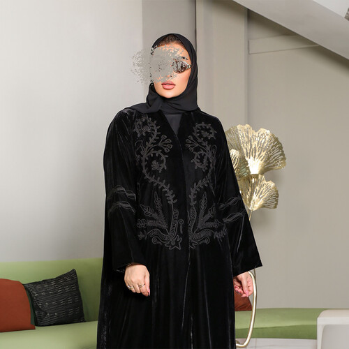 عبايه مخمل مع بطانه مطرز