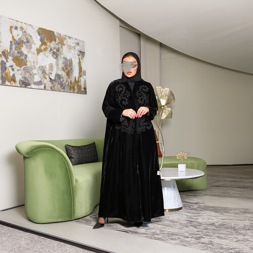 عبايه مخمل مع بطانه مطرز