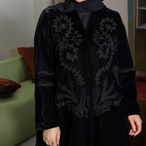 عبايه مخمل مع بطانه مطرز