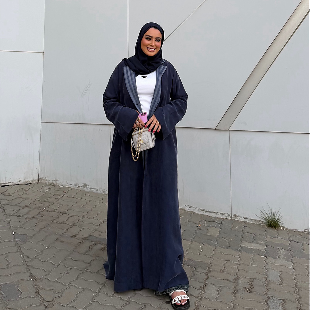 stripes عباية