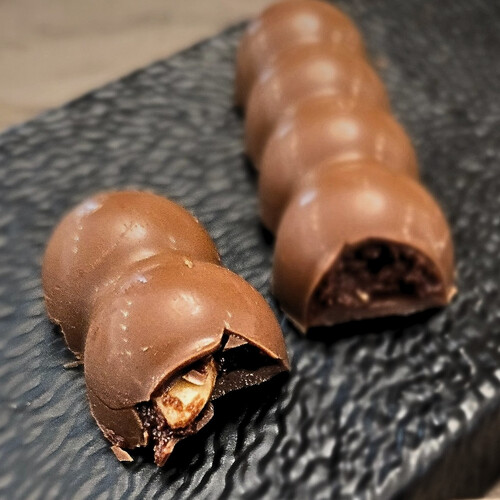 Sugar free BundoCao filled with roasted hazelnuts and hazelnut butter