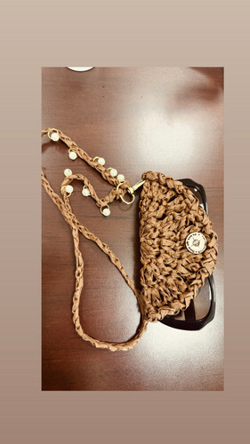 Crochet eyeglass case with raffia thread and pearls