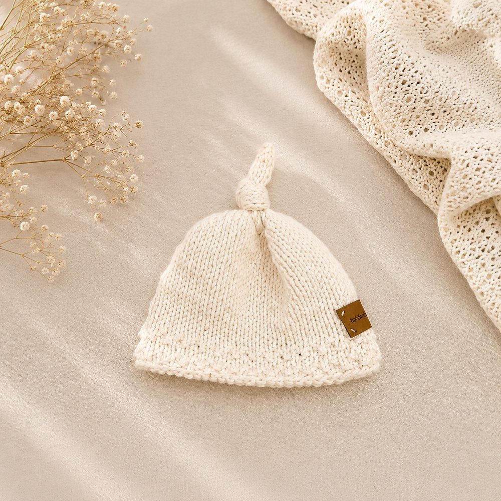 Handmade Knitted Newborn Set – 3 Pieces 🤍
