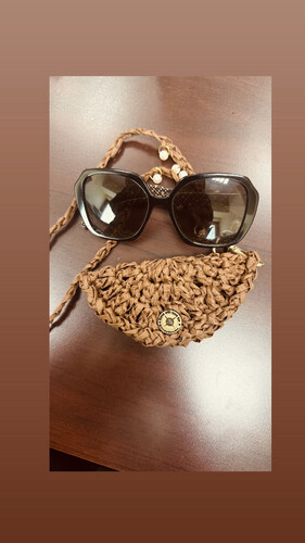 Crochet eyeglass case with raffia thread and pearls