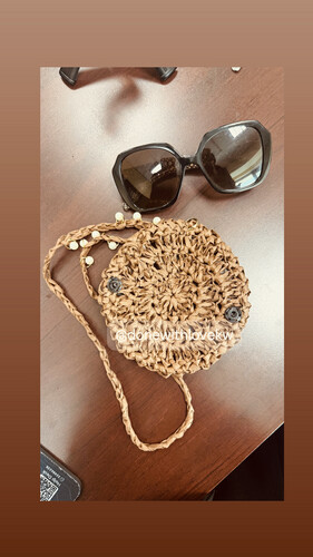 Crochet eyeglass case with raffia thread and pearls