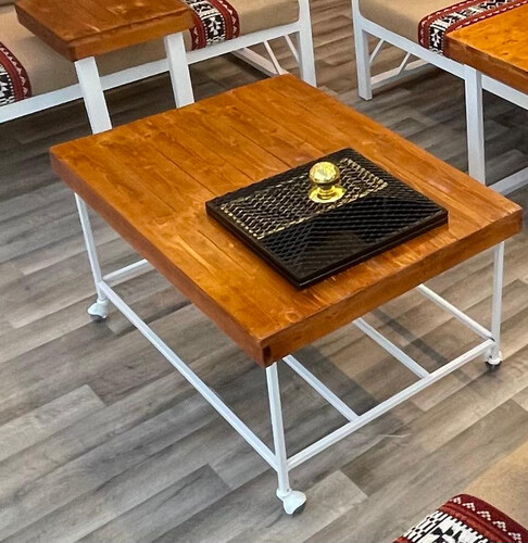 طاولة مع مشب