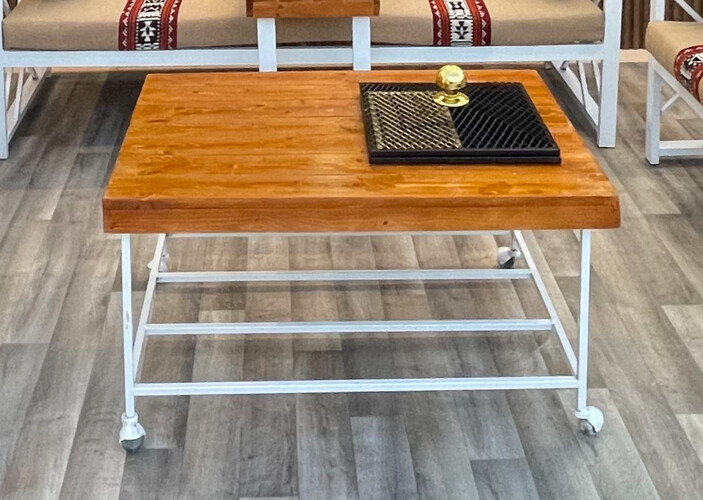 طاولة مع مشب