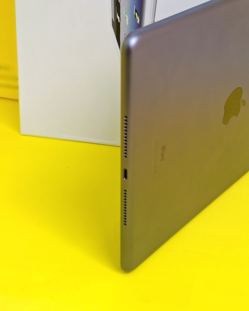 iPad 9th Gen 64GB Gray WiFi used like new original condition