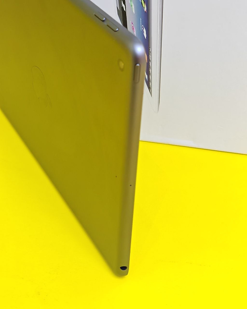 iPad 9th Gen 64GB Gray WiFi used like new original condition