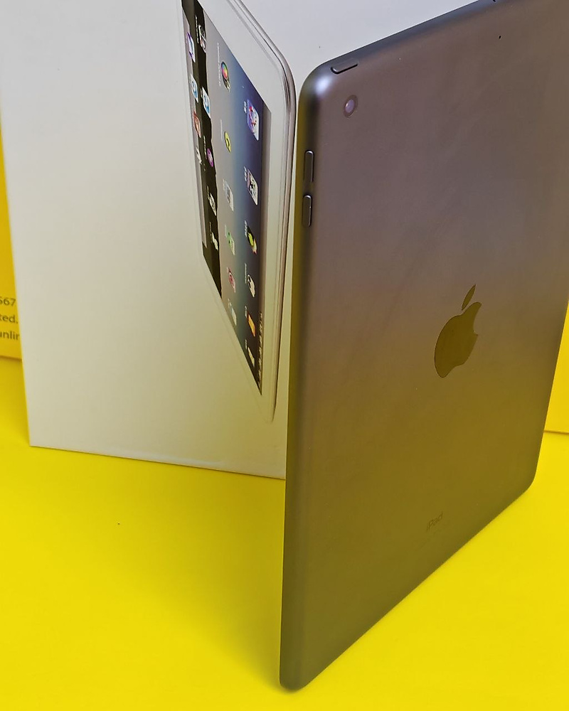 iPad 9th Gen 64GB Gray WiFi used like new original condition